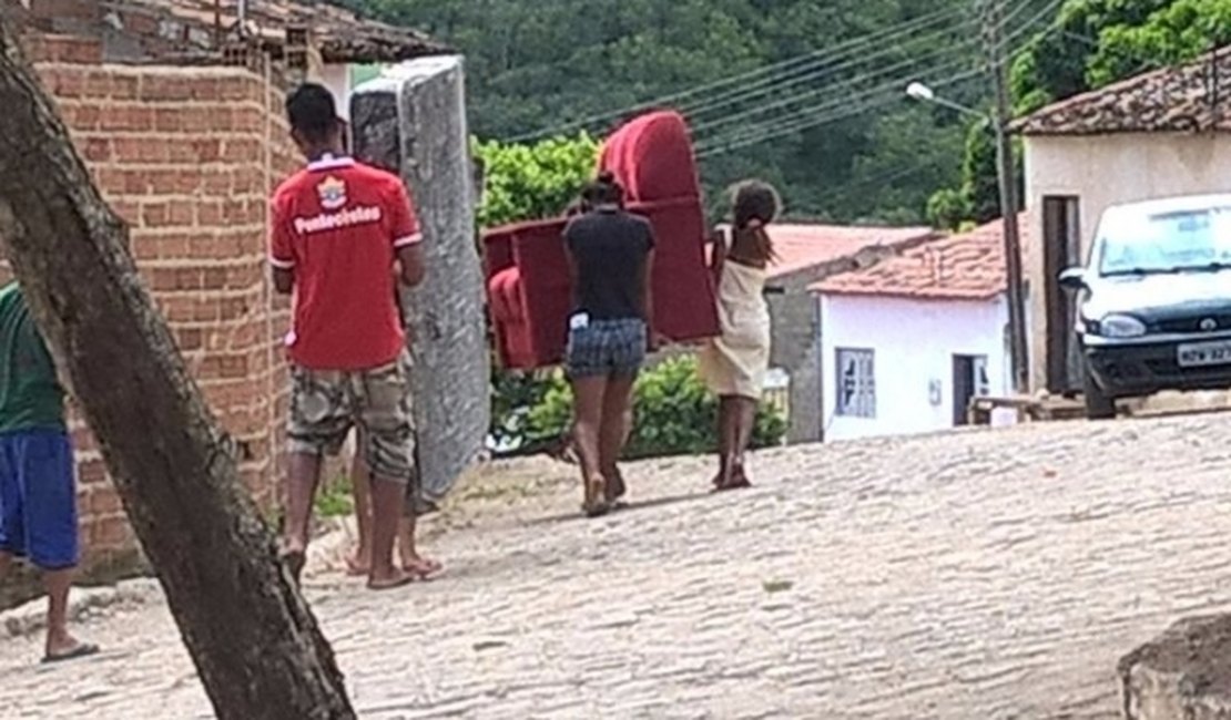 Cansados de esperar, moradores ocupam conjunto habitacional no Sertão