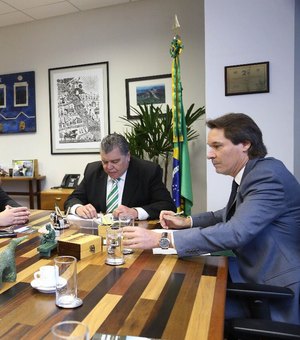 Ministro Marx Beltrão garante recursos para o fornecimento de água em Alagoas