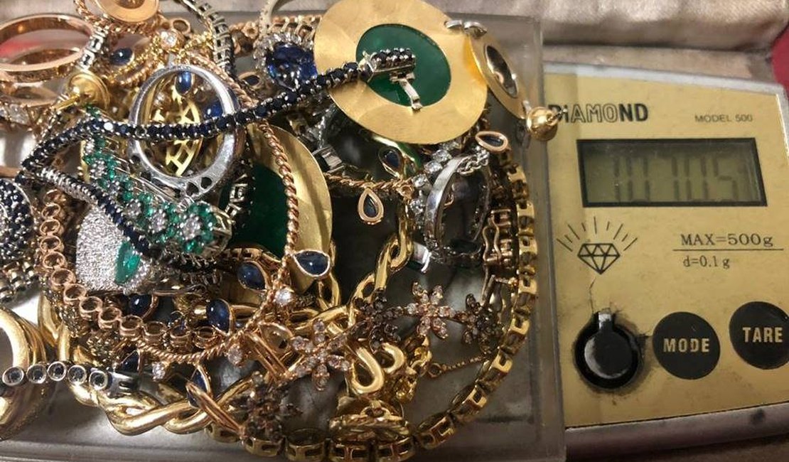 Enganada, empresária entrega R$ 100 mil em joias para astróloga