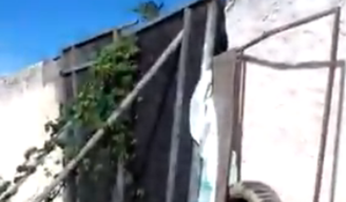 [Vídeo] Gestão ignora conserto de portão de escola caído há meses