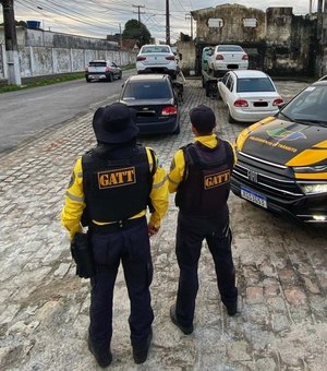 Equipes da SMTT combatem transporte clandestino de passageiros em Maceió
