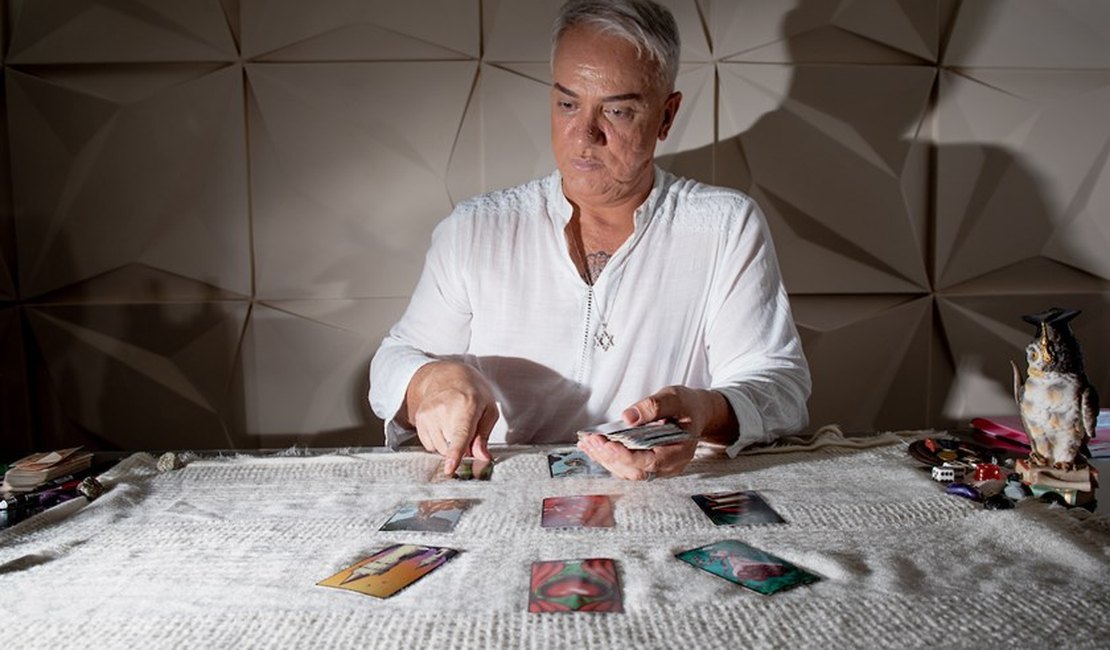 Tarólogo das celebridades, Hugo Borges faz previsões sobre a Covid-19