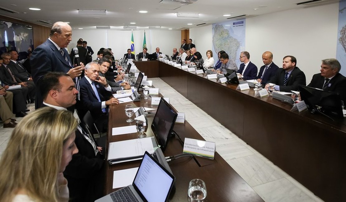 Após investigação no STF, Bolsonaro faz nova reunião ministerial