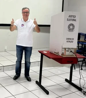 Luciano Almeida (PRTB), candidato a governador de Alagoas, vota em Maceió