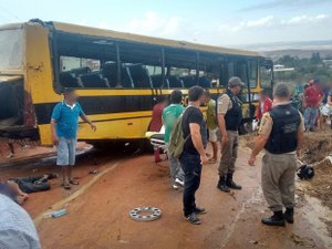 Acidente com ônibus de pacientes de hemodiálise deixa um morto e dezenas de feridos em PE