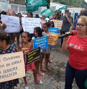 Pais e crianças protestam contra possível fechamento de escola em Maceió
