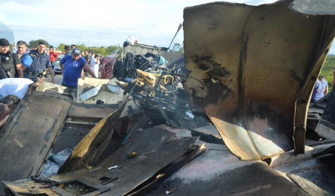 Carro forte é explodido no interior do Ceará e bandidos levam dois malotes de dinheiro