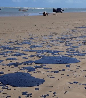 Mais uma praia do litoral alagoano é atingida por manchas de óleo