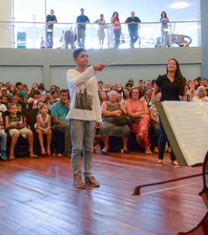 Estudante surdo emociona músicos e plateia do concerto da Camerata Ero Dictus