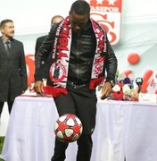 Robinho assina por um ano e meio com Sivasspor e celebra chegada à Turquia