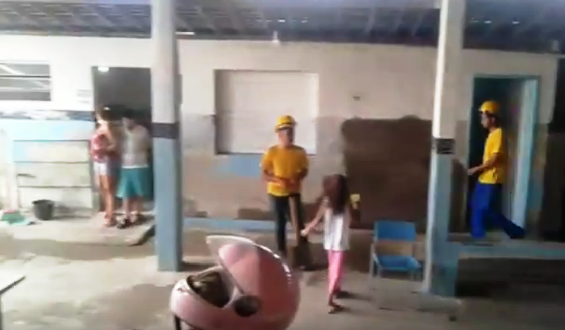 [Vídeo] Reforma em escola pública de Arapiraca acontece com crianças estudando