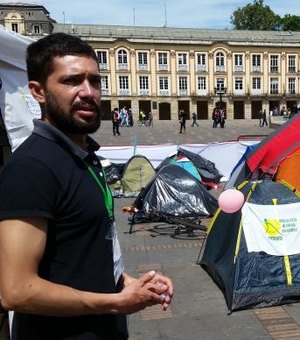 Jovens acampam em Bogotá para pedir acordo de paz imediato na Colômbia
