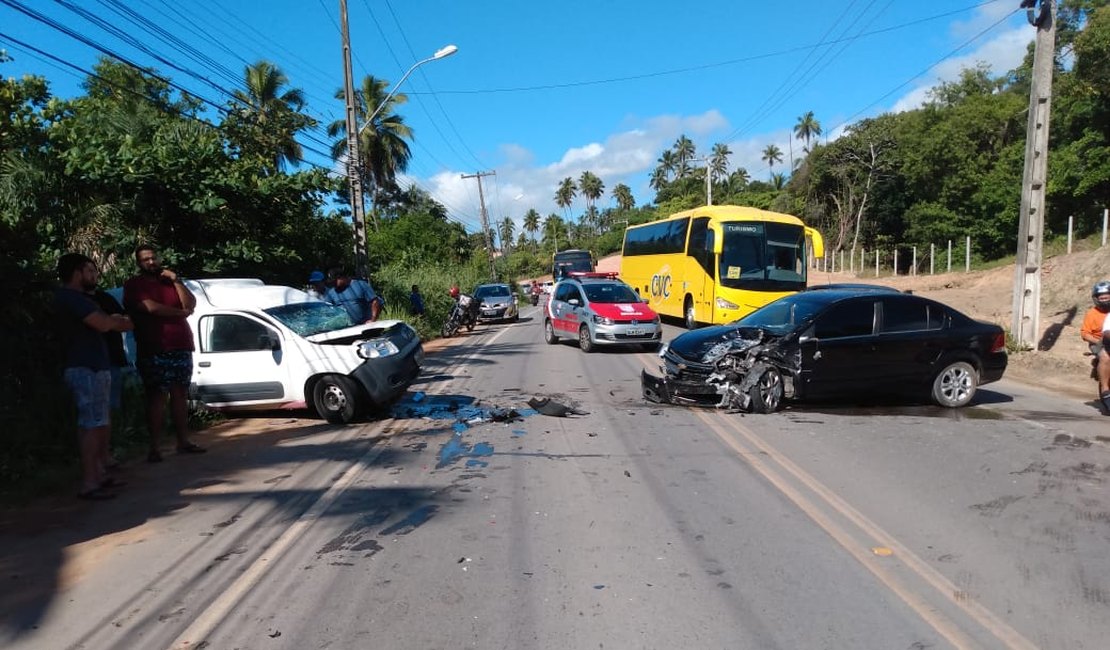 Dois carros e uma moto se envolvem em grave acidente em Jacarecica, Maceió