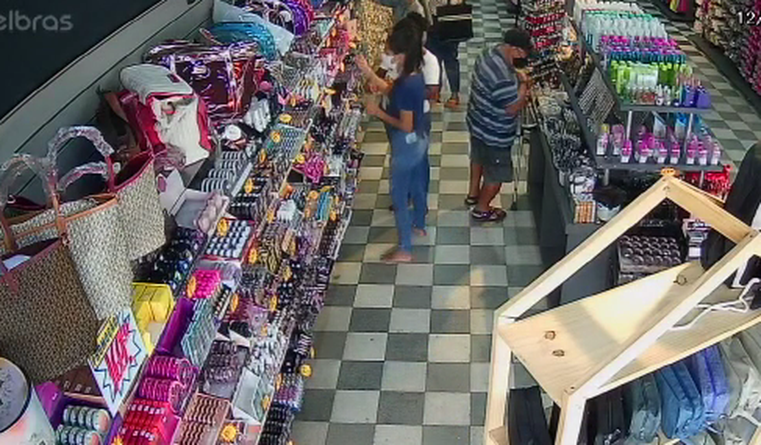Idoso com muleta é flagrado furtando objetos em loja de Arapiraca