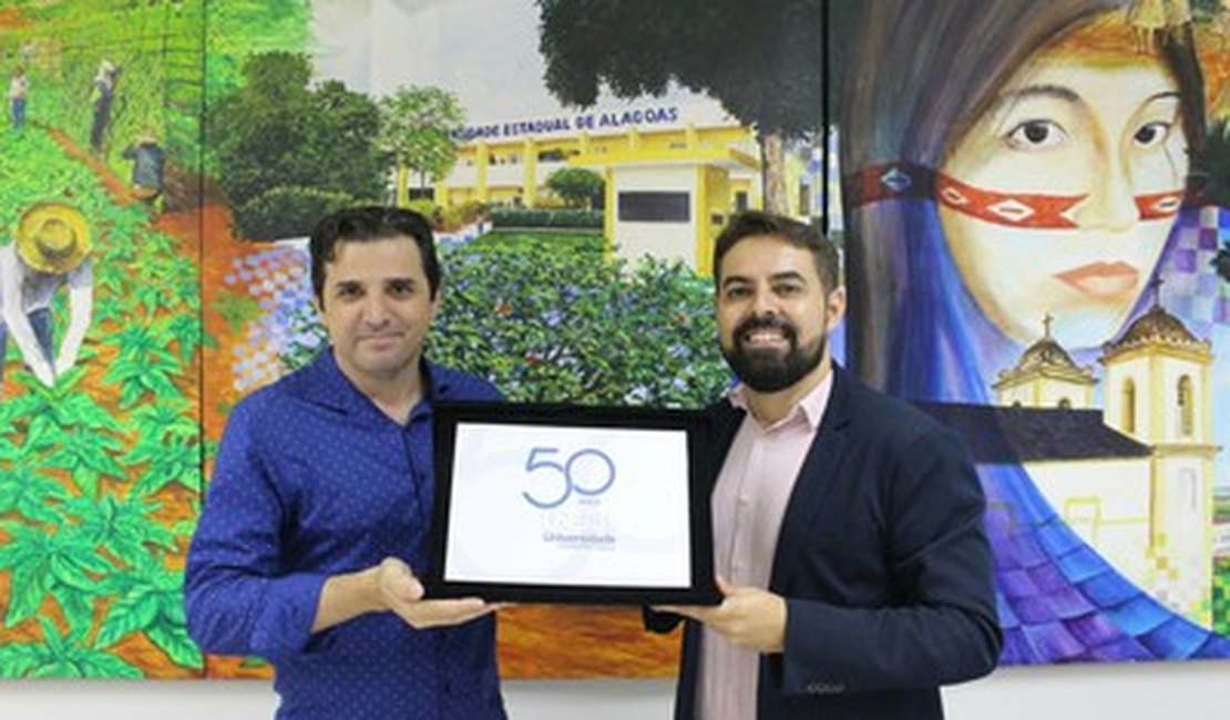 Uneal lança selo comemorativo de 50 anos de história na educação de Alagoas