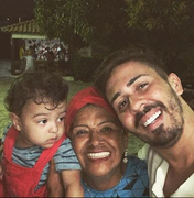 Carlinhos Maia se emociona ao entregar casa que comprou para os pais: ''Honrar pai e mãe''