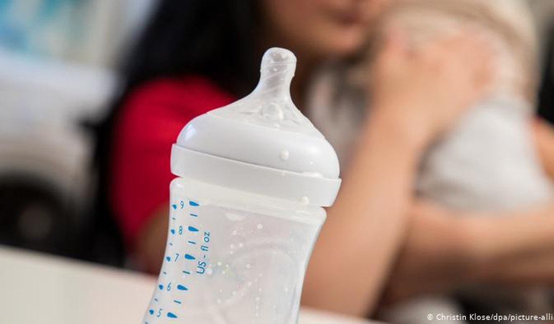 Bebês ingerem 1,5 mi de partículas de microplástico por dia em mamadeiras