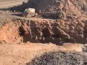 [Vídeo] Motociclista cai e quebra fêmur em buraco aberto na Vila Aparecida, em Arapiraca