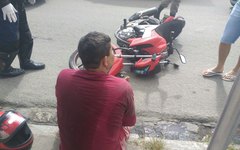 Colisão entre carro e motocicleta deixa uma pessoa ferida