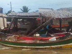 [Vídeo] Canoas e barracas de pescadores  são atingidas com maré alta e ventos fortes na praia do Peba