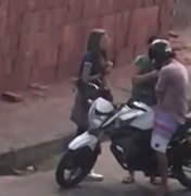 Homem em moto arranca aliança do dedo de mulher com a boca durante assalto 