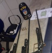 Jovens são presos com três armas artesanais escondidas em residência