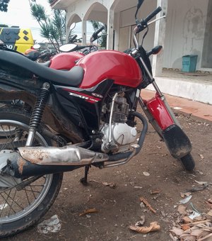 Polícia recupera moto que havia sido roubada por dupla para praticar assaltos, em Arapiraca