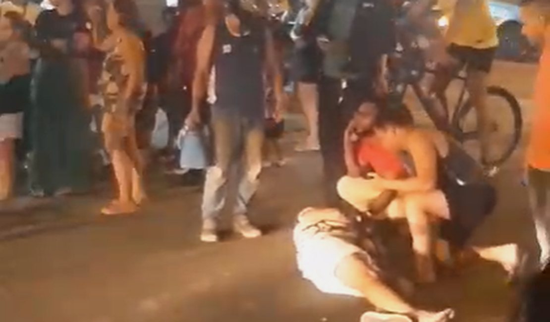 [Vídeo] Homem empina moto e atropela mulher no Eustáquio Gomes