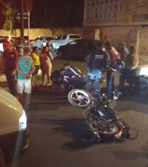 Colisão entre três veículos deixa motociclista ferido