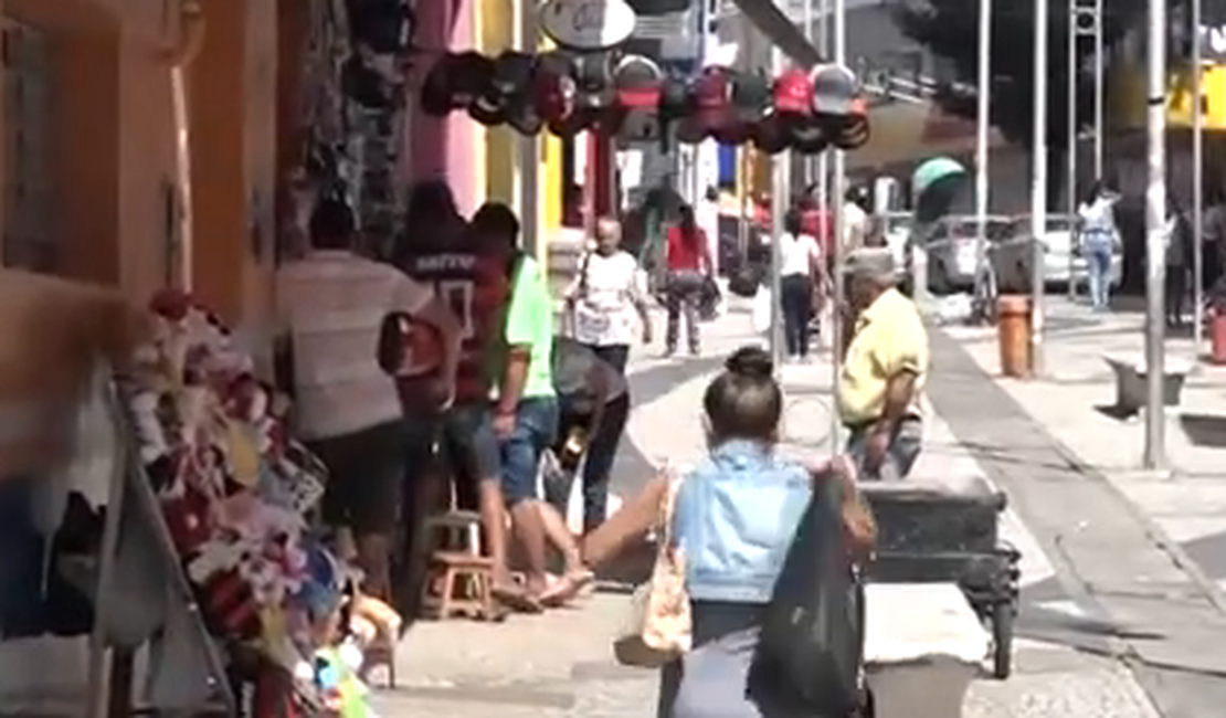 [Vídeo] Ambulantes irregulares aproveitam falta de fiscalização e instalam feira livre no Centro
