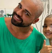 Paciente de 8 anos que retirou tumor cerebral raspa cabelo de médico