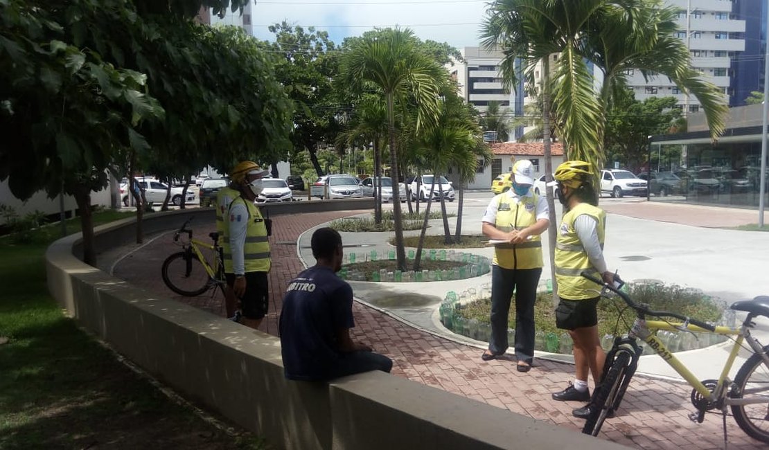 Homem tem celular roubado enquanto caminhava no Corredor Vera Arruda