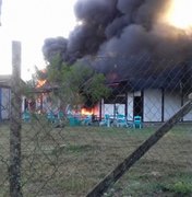 Incêndio destrói salas de aula e biblioteca de escola pública no interior de Alagoas
