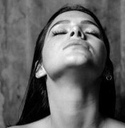 De topless, Bruna Marquezine publica textão sobre 'entender o outro'