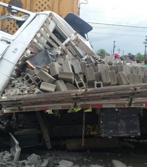 Colisão entre caminhões deixa um morto e dois feridos