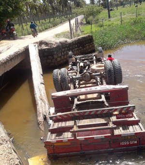 Caminhão cai de ponte de madeira na zona rural de Maragogi