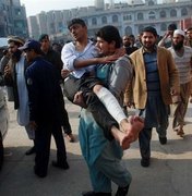 Talibã invade escola, mata 126 e faz crianças reféns