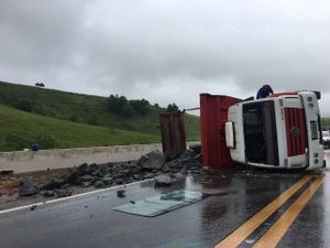 Colisão entre caminhões deixa dois feridos em Flexeiras 