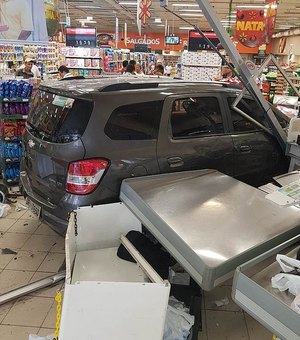 [Vídeo] Motorista invade supermercado na Av. Fernandes Lima