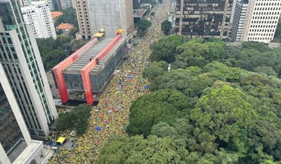 Bolsonaro chega a ato na Paulista