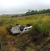 Carro capota com três pessoas na rodovia AL 465