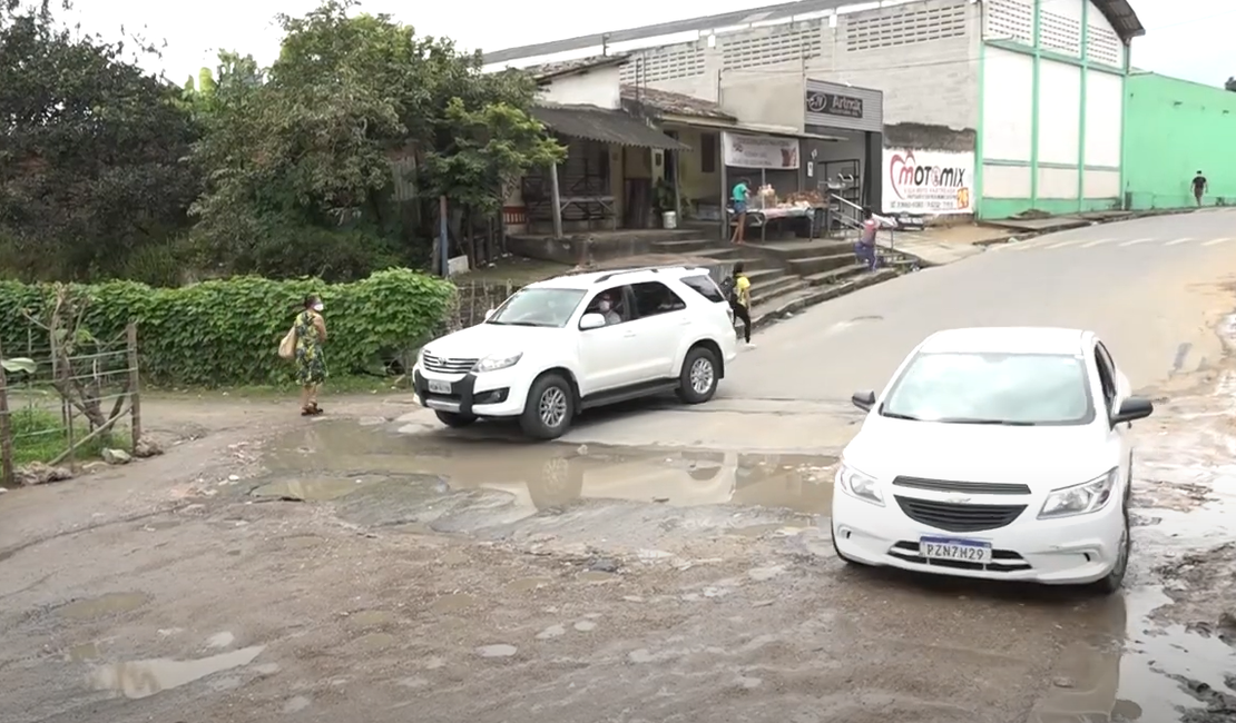 [Vídeo] Buracos atormentam condutores em locais de grande movimento no município de Arapiraca