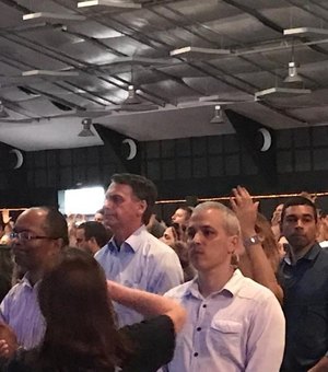 Presidente Jair Bolsonaro comparece a culto no Rio de Janeiro
