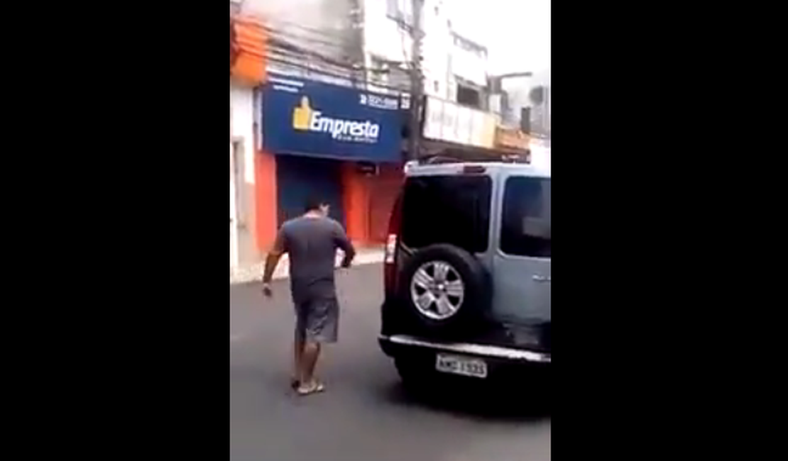[Vídeo] Revoltado, homem destrói o próprio carro ao saber que veículo seria rebocado