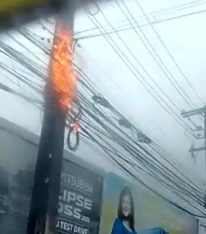 Poste na Avenida Gustavo Paiva pega fogo e região fica sem energia