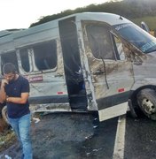 Veículo com passageiros de Alagoas se envolve em acidente na BR-101