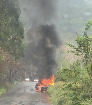 Após colisão veículos são atingidos  por incêndio na AL-210, em Cajueiro