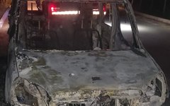 Bombeiros realizaram o rescaldo do veículo