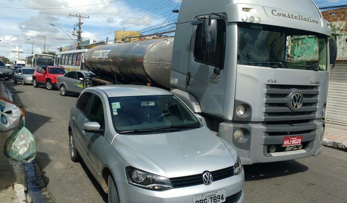 Acidente com carro-pipa e carro de passeio deixa trânsito congestionado no Centro de Arapiraca