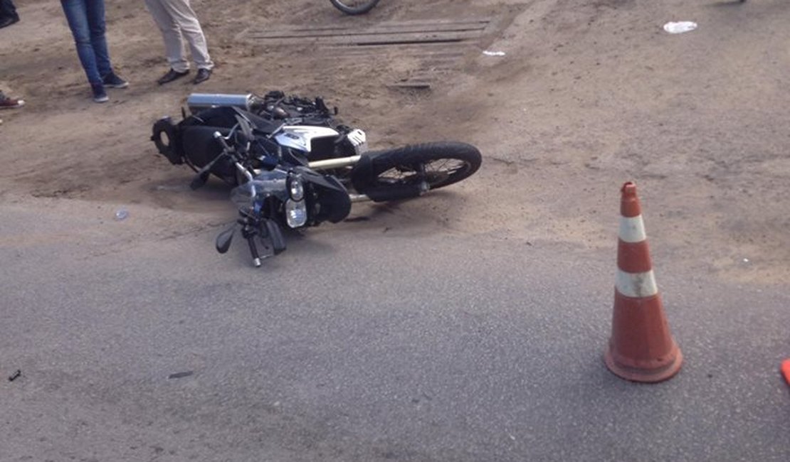 Colisão entre motocicletas deixa vítima gravemente ferida em Maceió